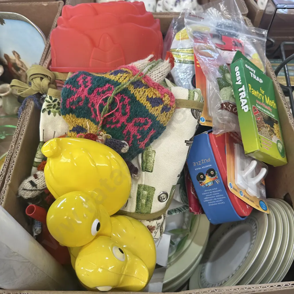 Plates, picture hooks, aprons etc. Image 1++