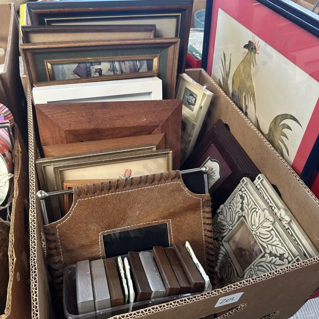 Large collection of good condition picture frames. Image 1++