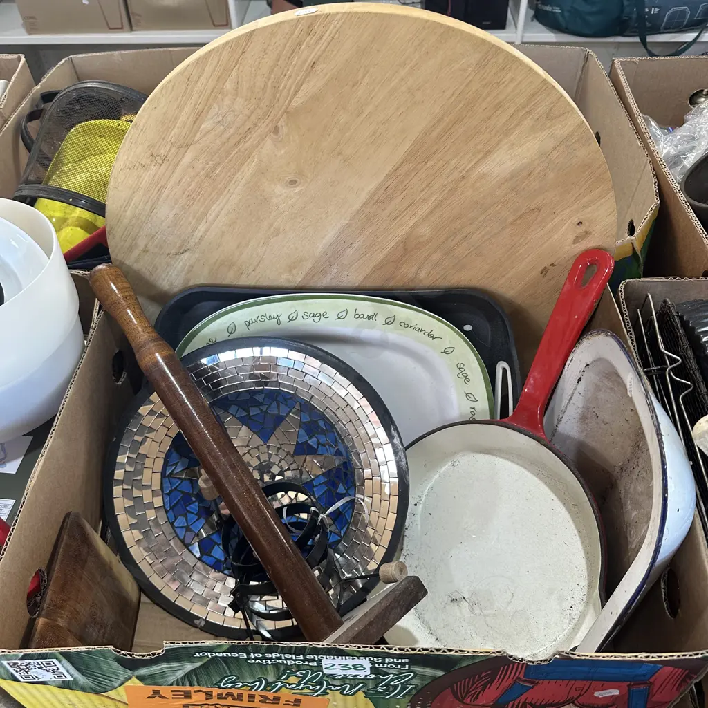 Large wooden platter, cast iron pan, enamel dish. Image 1++