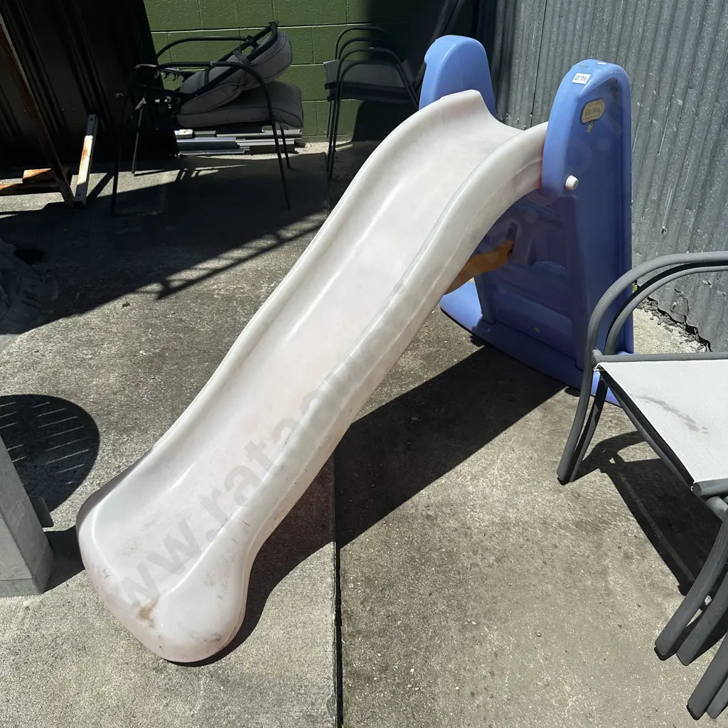 Kids plastic slide. Image 1++