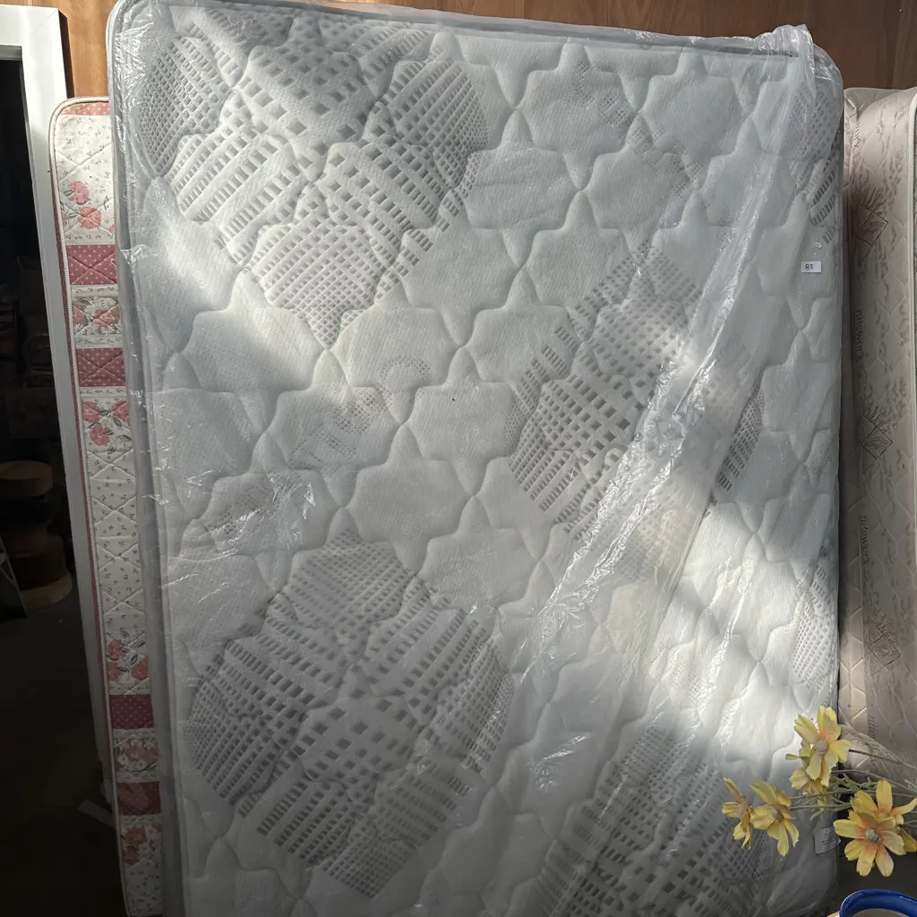 very tidy queen mattress Image 1++