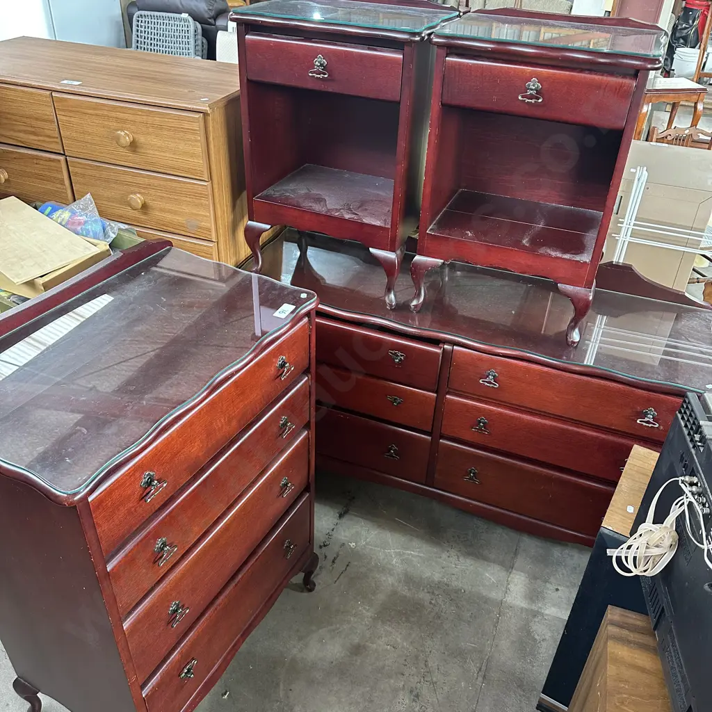 solid dovetailed 4pc bedroom suite Image 1++