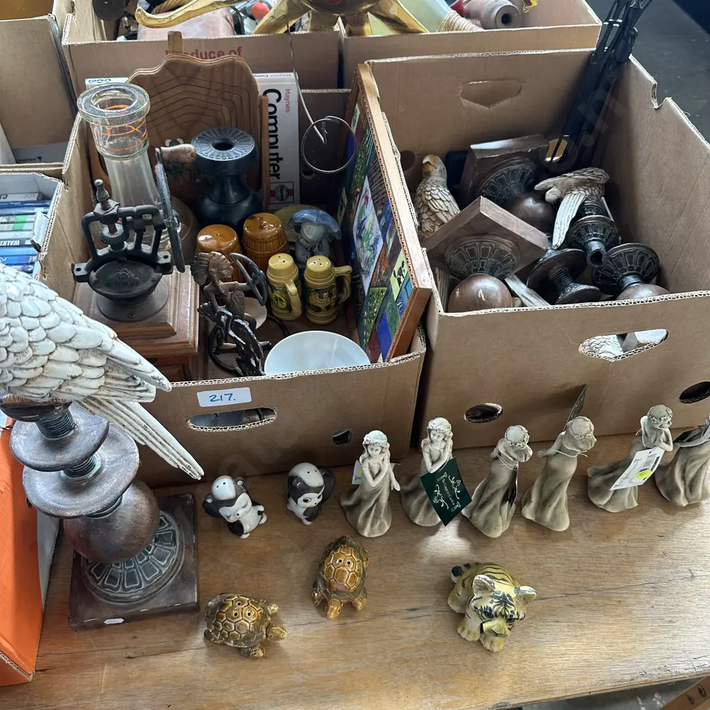 Two boxes figures, salt and peppers etc. Image 1++