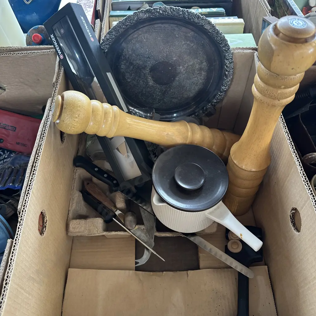 Silver tray, knives, salt and pepper grinders etc. Image 1++