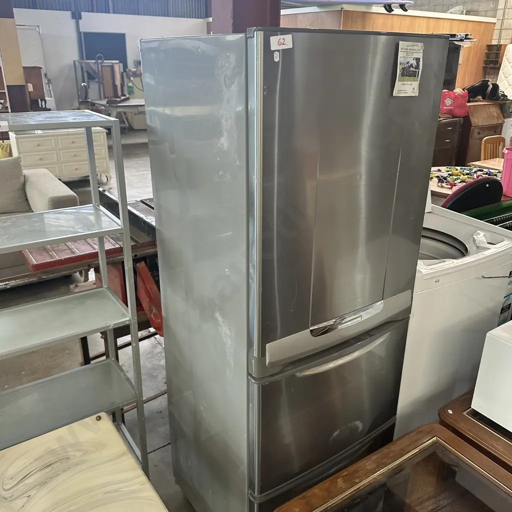 Mitsubishi fridge/freezer with vege drawer, needs a clean Image 1++