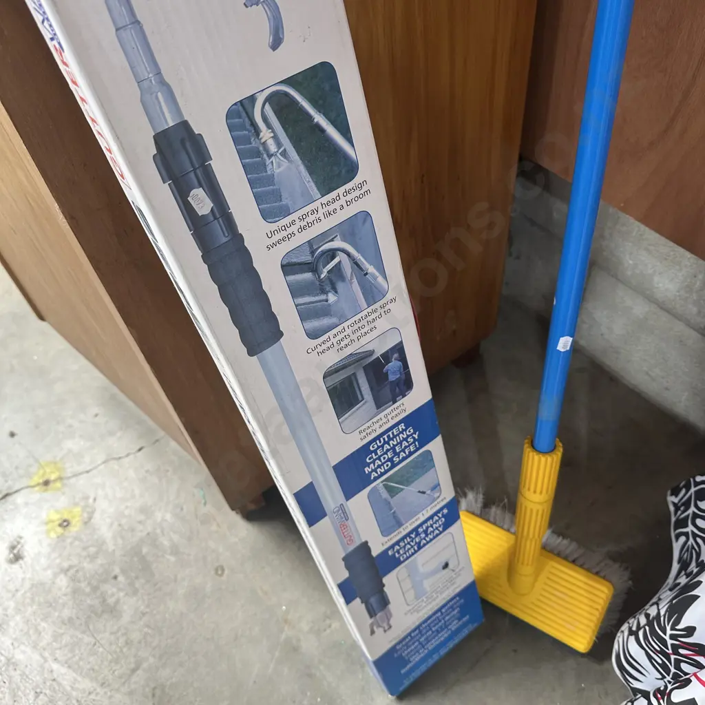 gutter wand and house wash brush Image 1++