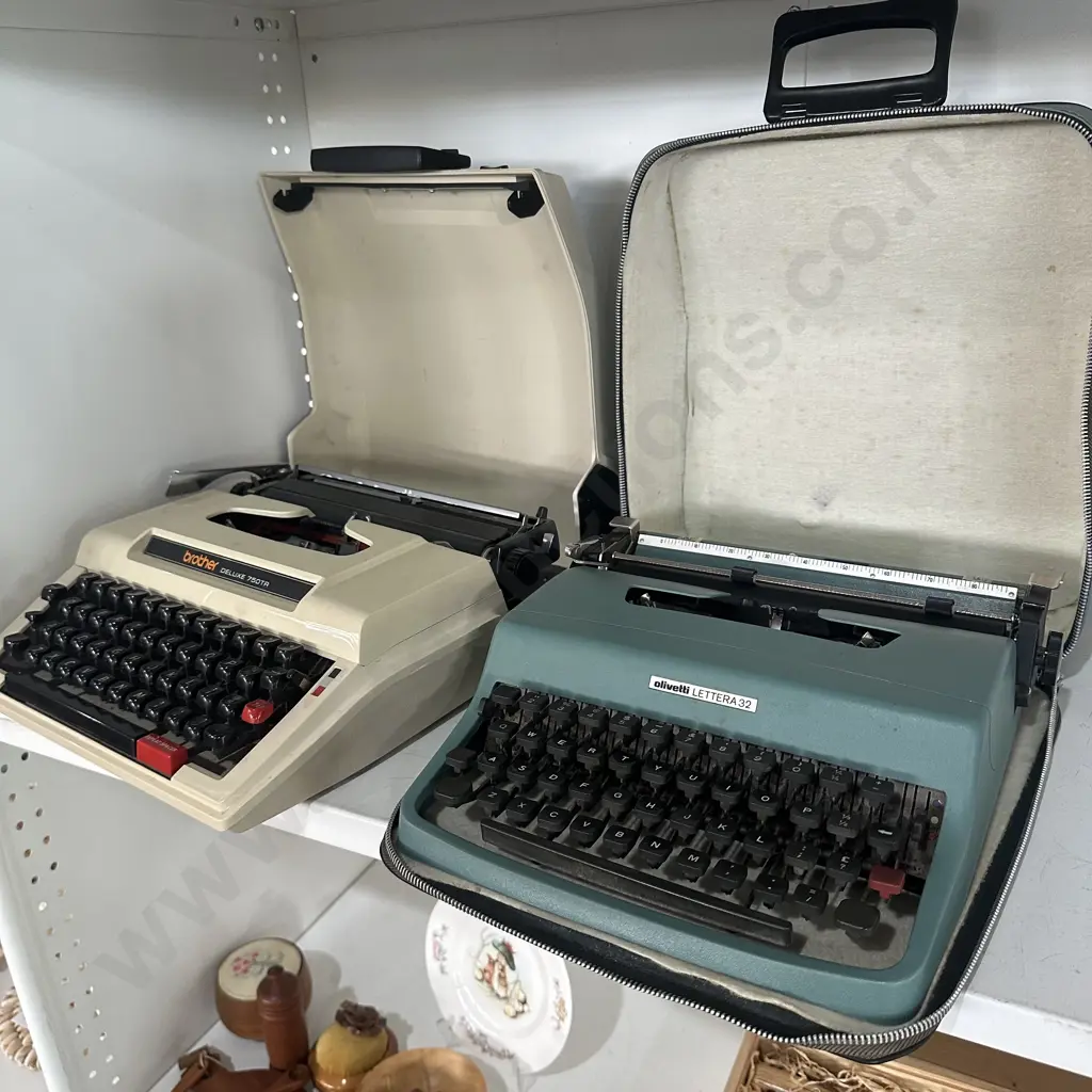 2 vintage typewriters Image 1++