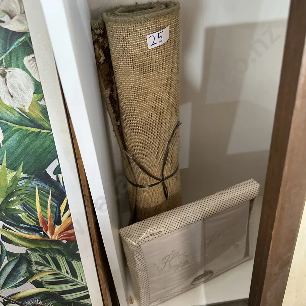 runner and unopened linen set Image 1++