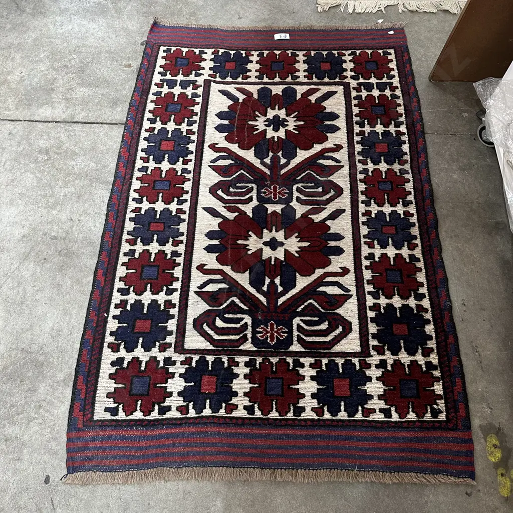 Hand knotted wool rug 1370 x 850 Image 1++