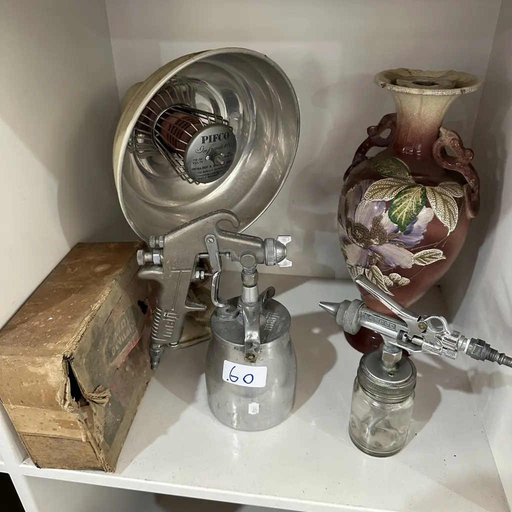 heat lamp, sprayers and vase (damaged) Image 1++