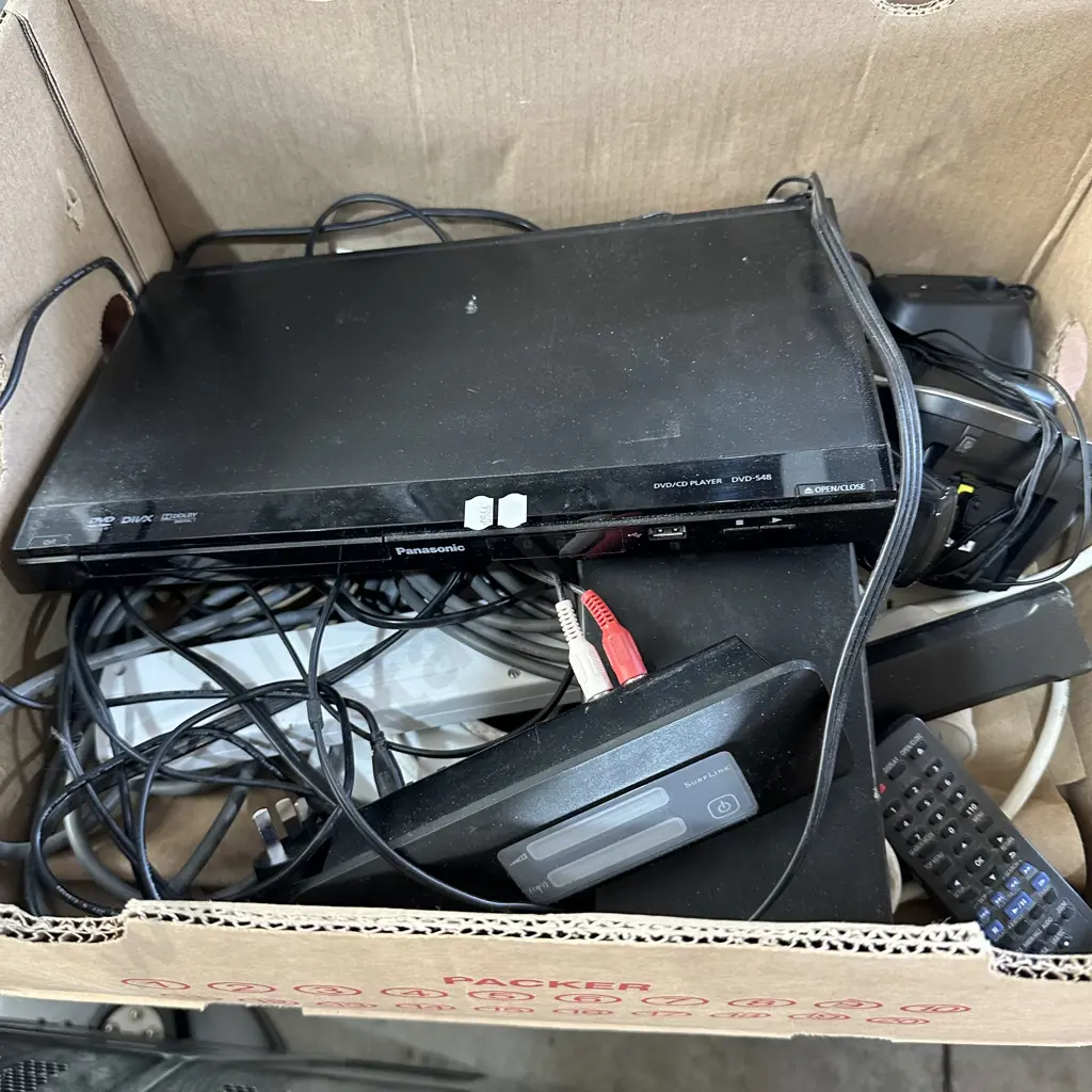 32inch TV with DVD player, surflink etc Image 1++