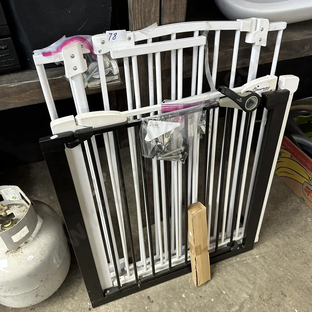 3 kiddy gates and bolts Image 1++