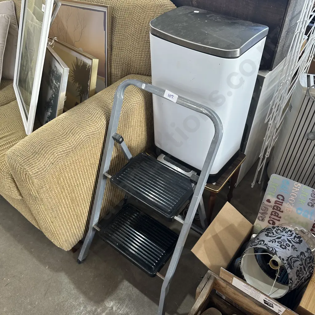 step. side table and bin Image 1++