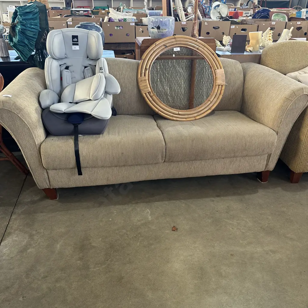 average sofa Image 1++