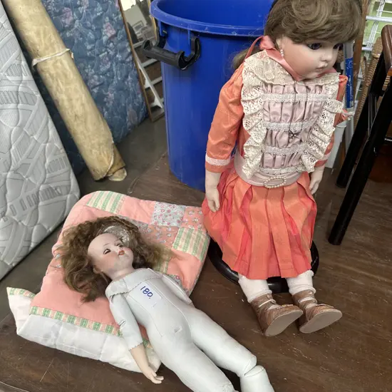 2 dolls and quilt