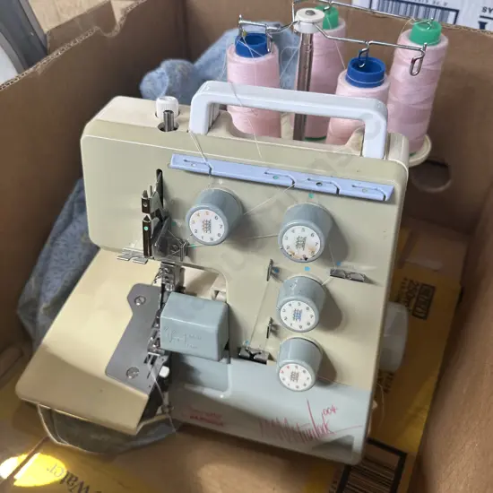 Bernette funlock 004 overlocker (NO FOOT PEDAL)