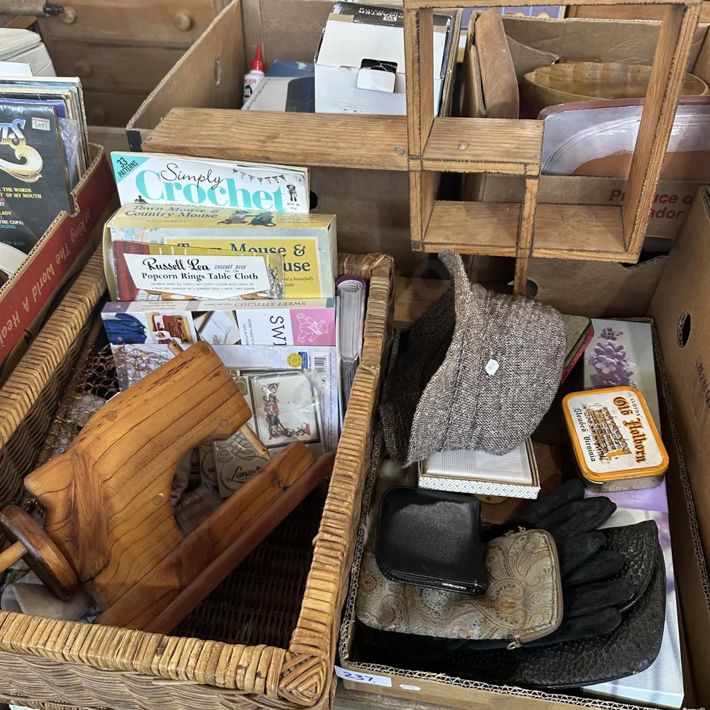2 box vintage items etc Image 1++
