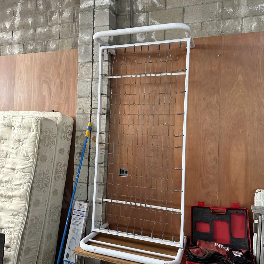 Pr single beds plus roll away bed (2 photos) Image 1++