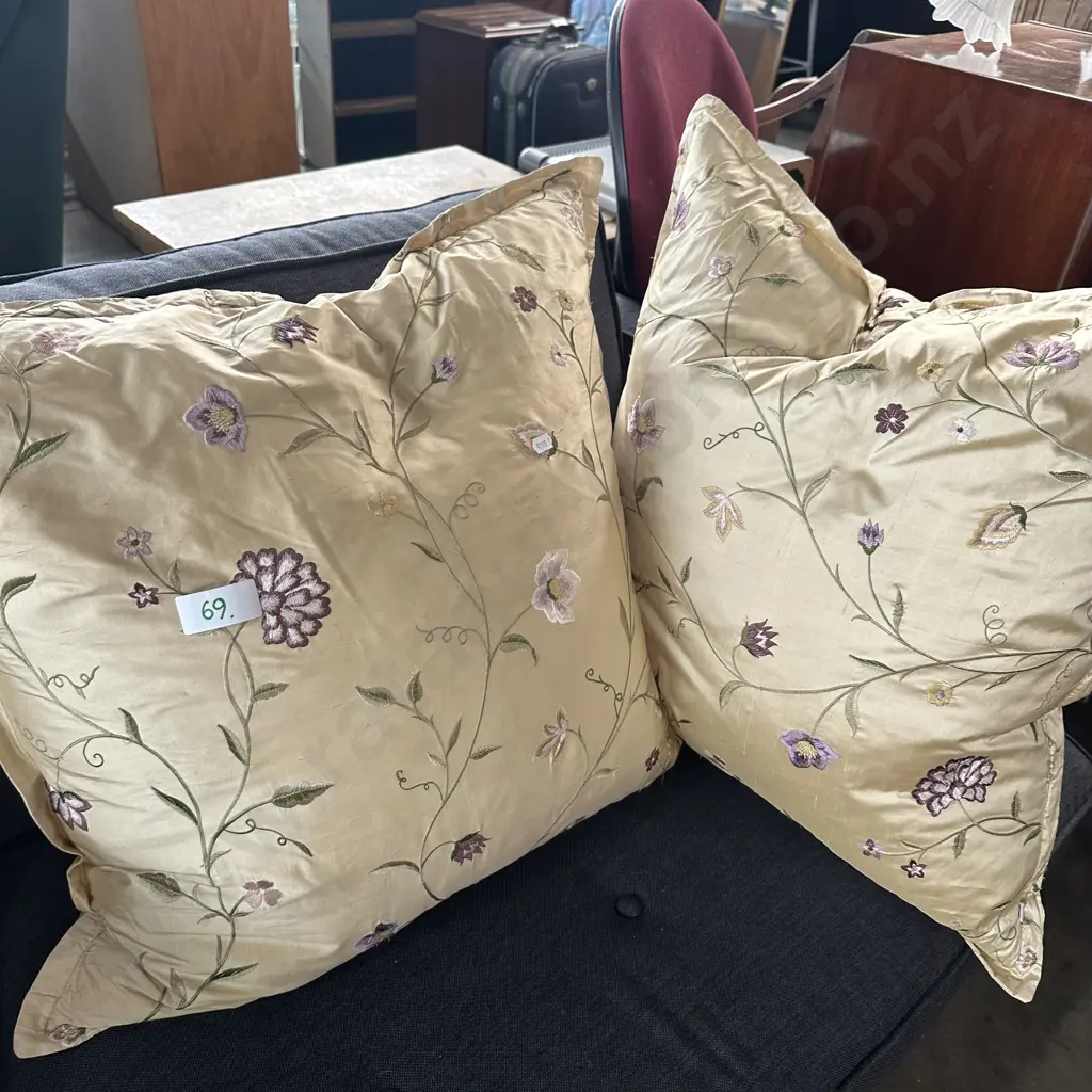 Pr large feather filled silk cushions Image 1++
