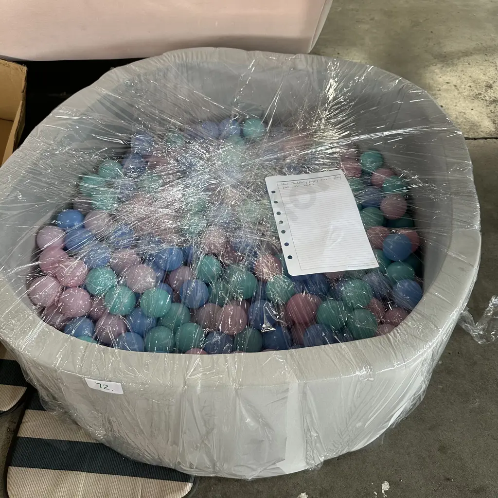 Puppy/toddler foam play pen with plastic balls Image 1++