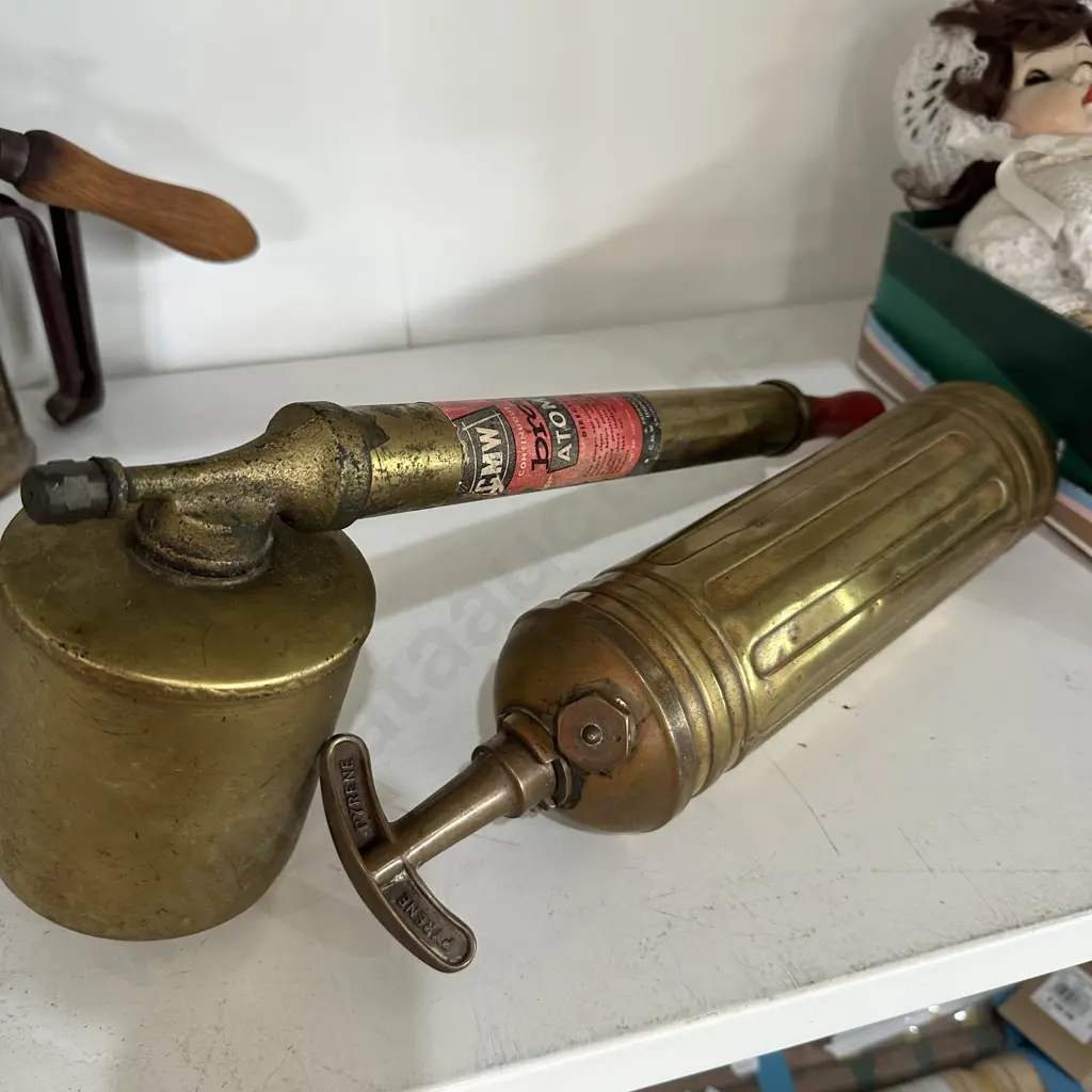 Brass sprayer and extinguisher Image 1++