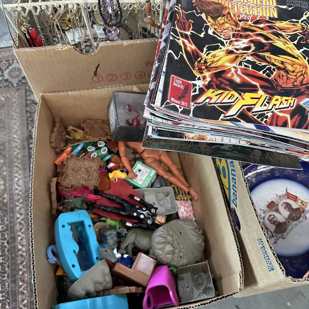 toys and comics Image 1++
