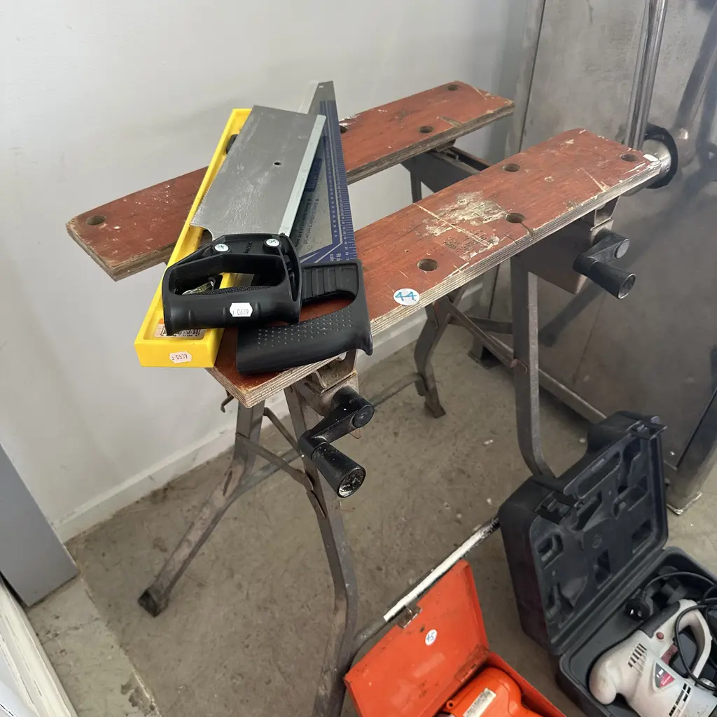 portable woodwork bench, 2 saws and level Image 1++