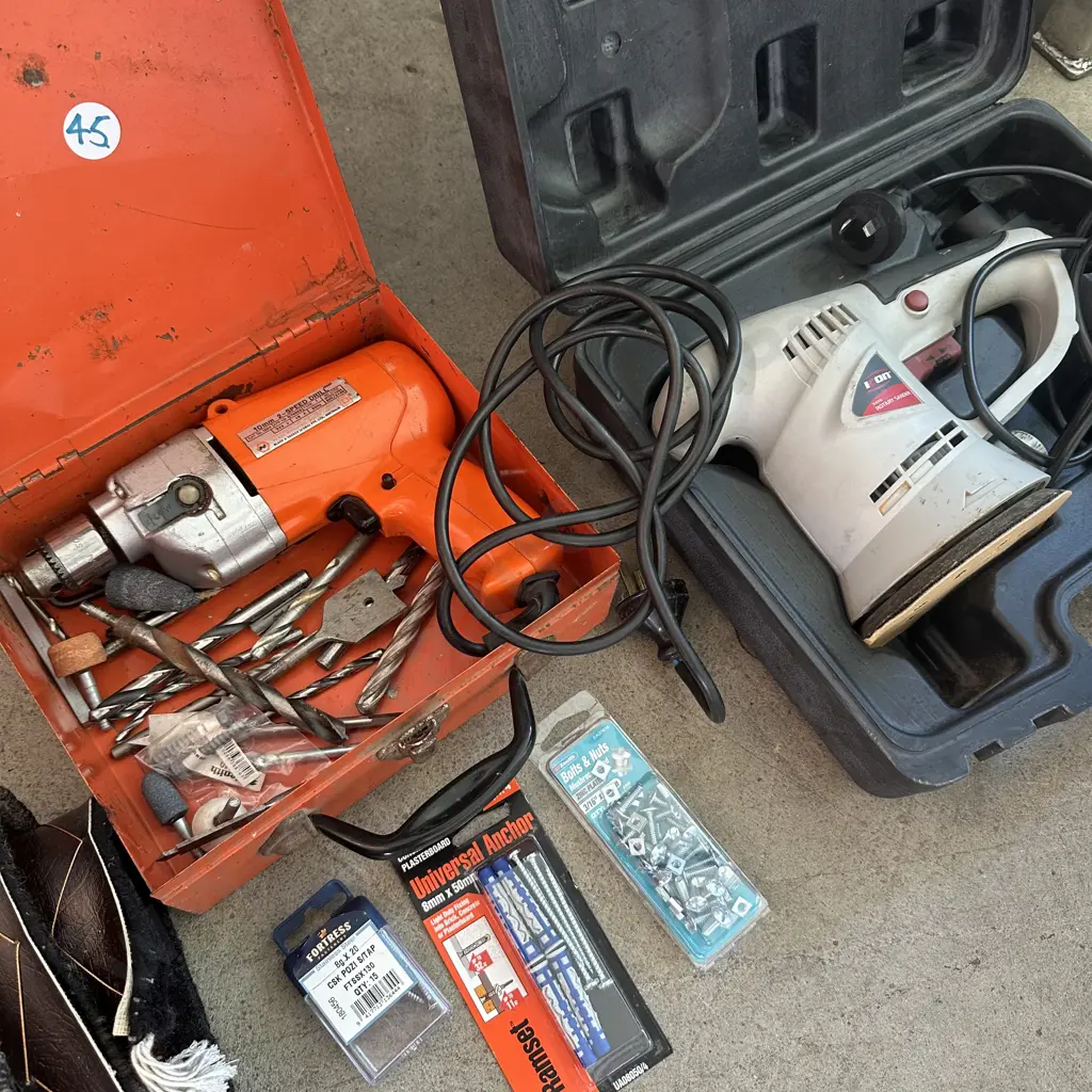 elec drill plus bits and sander Image 1++