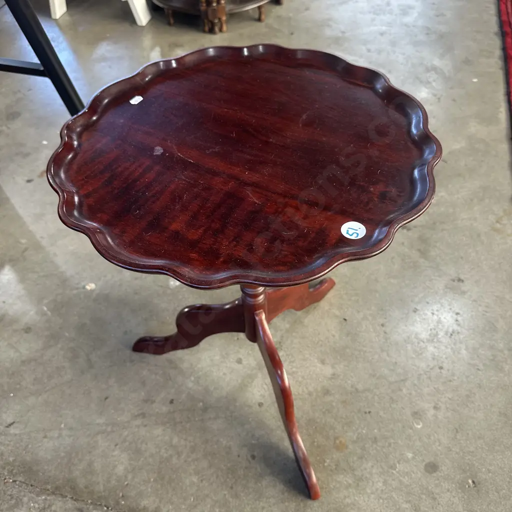 scalloped wine table Image 1++