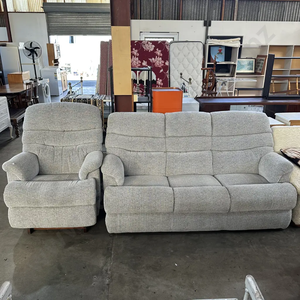 La-Z-Boy suite only 2 years old, great condition cost approx 4k new Image 1++