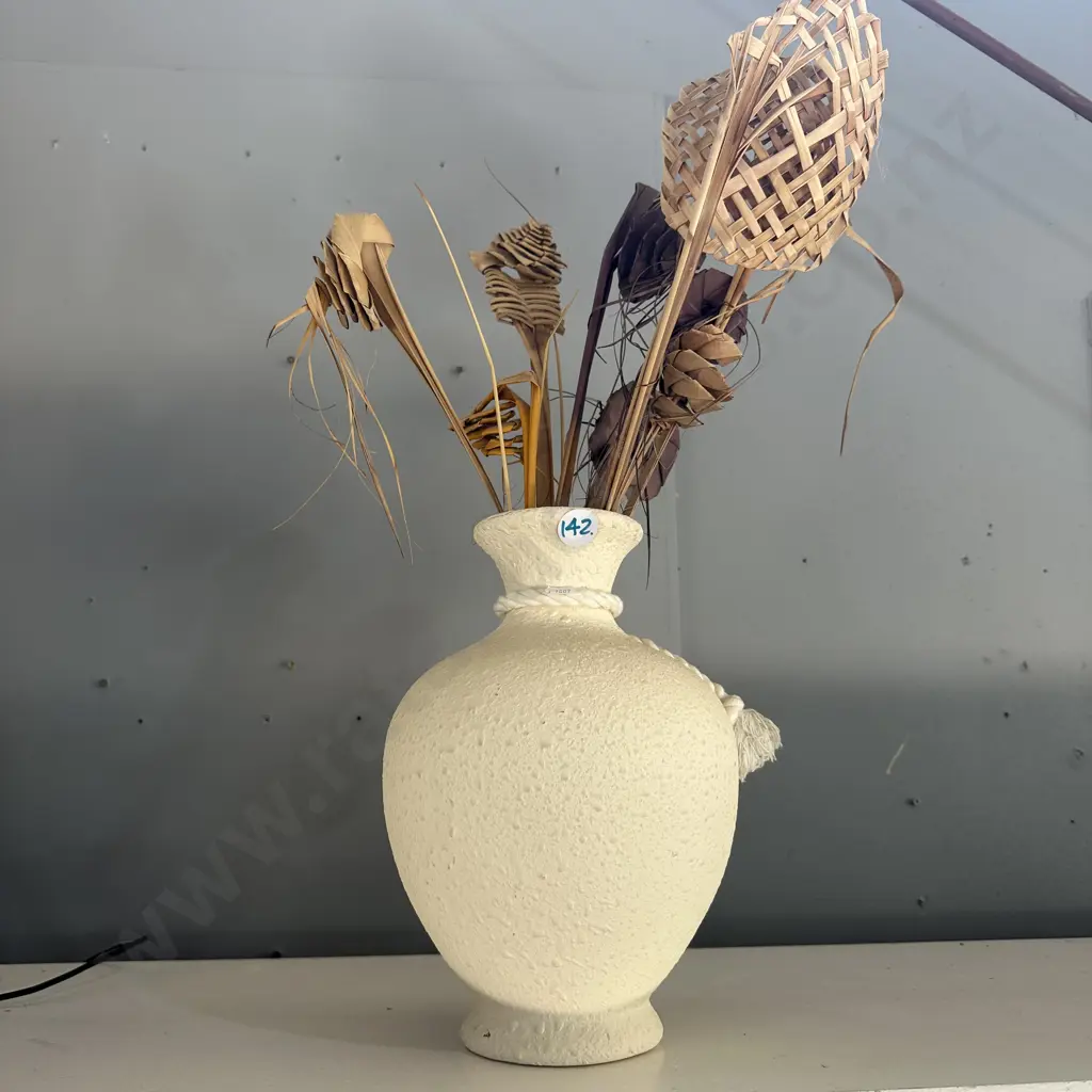 vase and dried display Image 1++