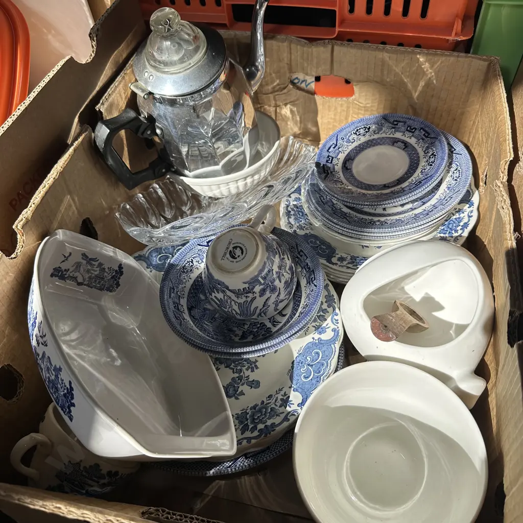 Box of blue and white china etc. Image 1++