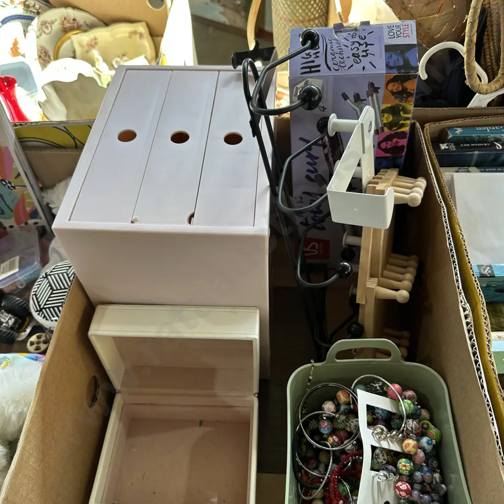 Plastic drawers, coat hooks, costume jewellery etc. Image 1++