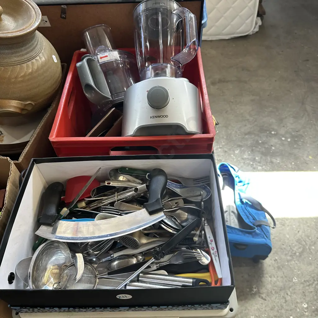 Kitchen wizz/blender, printer and cutlery. Image 1++