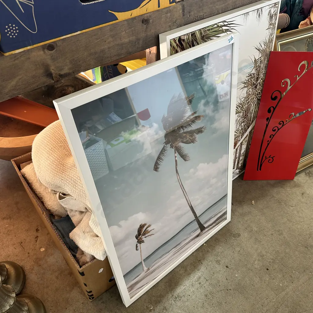 Box of towels plus pictures and art. Image 1++