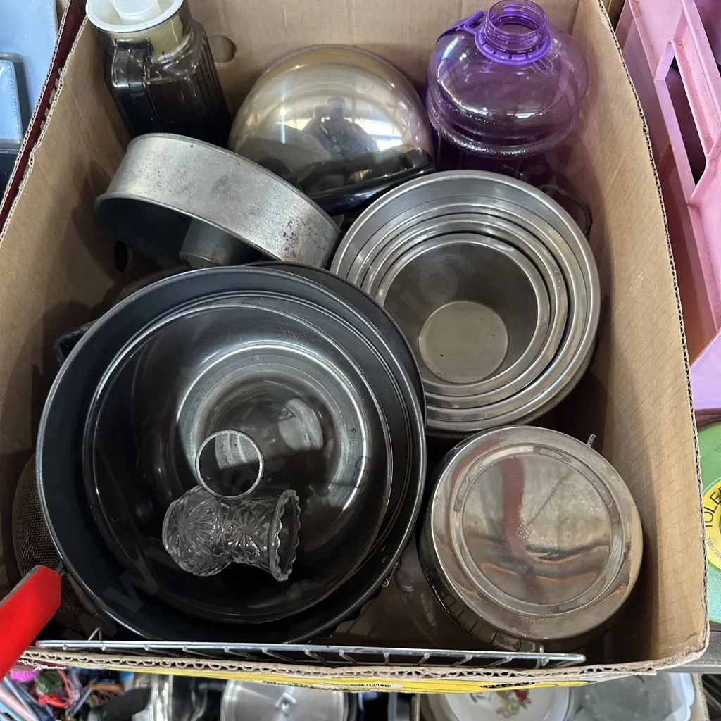 Box of baking plus kettle etc. Image 1++