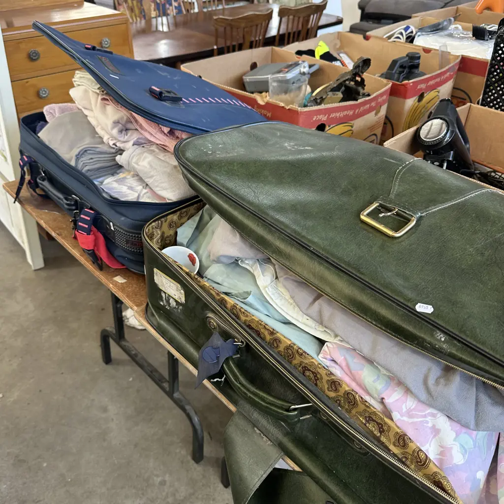 Two suitcases of bedding, towels and cups. Image 1++