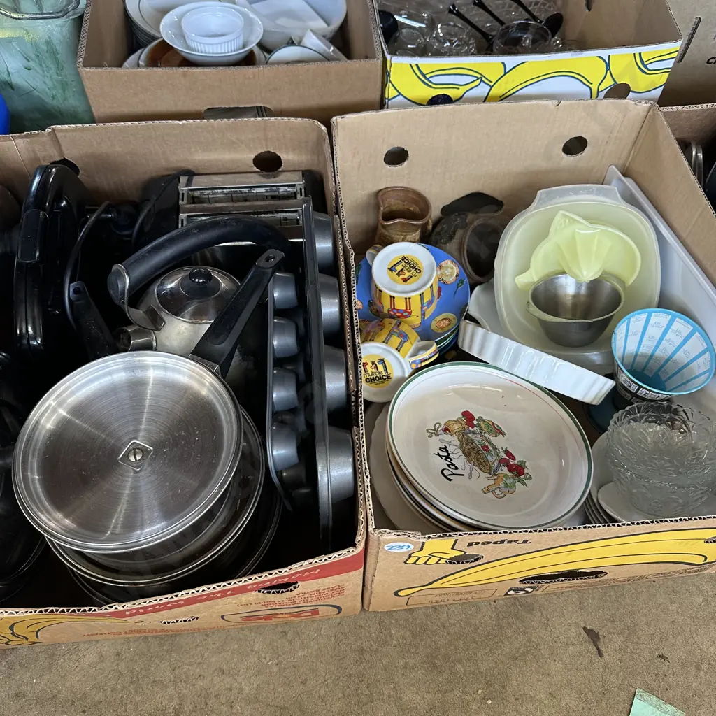 Two boxes of pots and kitchenware Image 1++