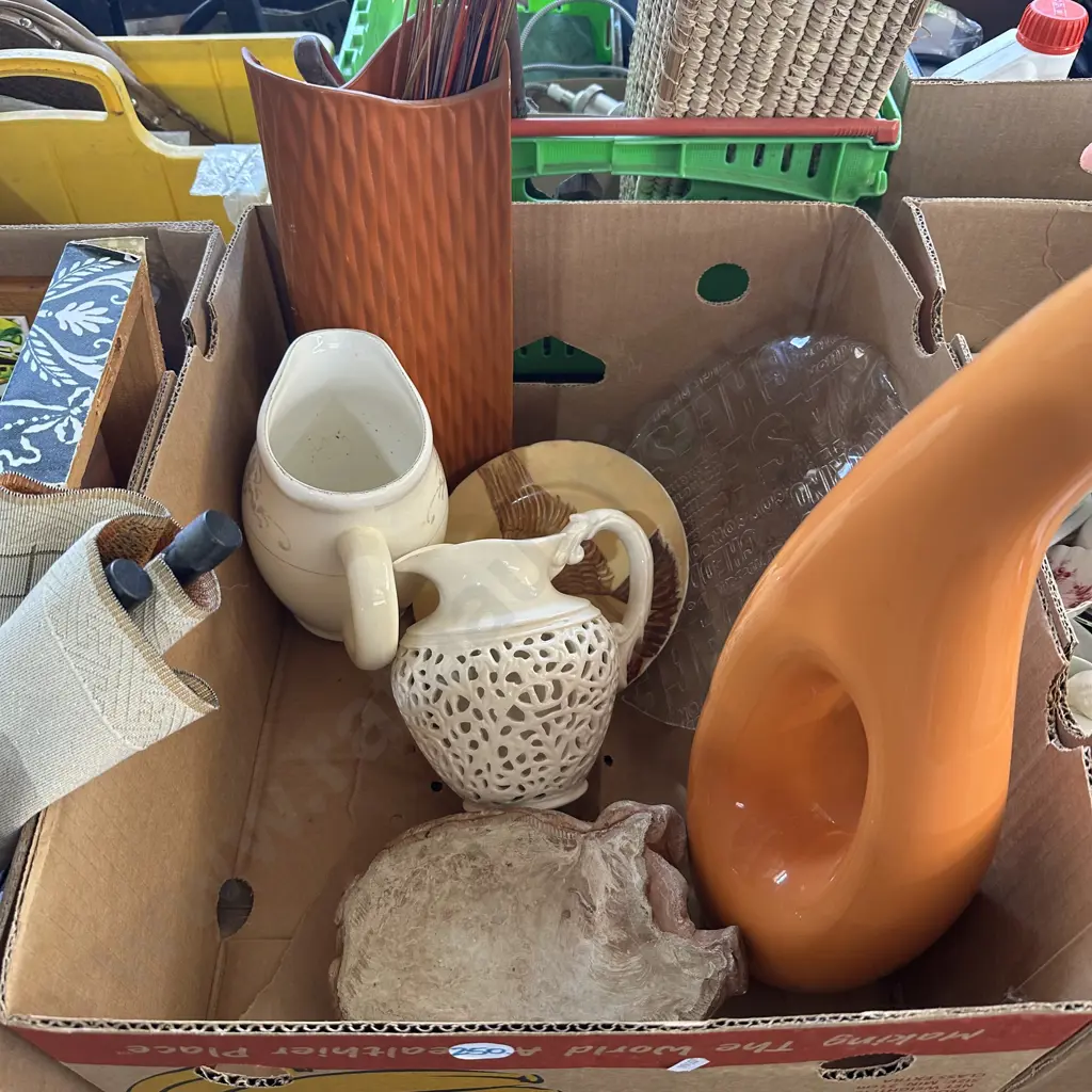 Box of jugs and vases etc. Image 1++