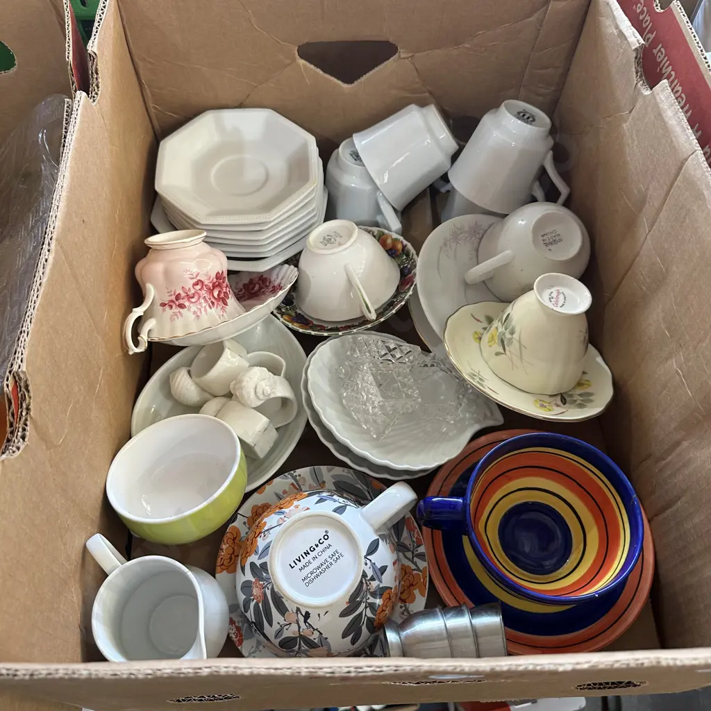 Box of cups and saucers etc. Image 1++