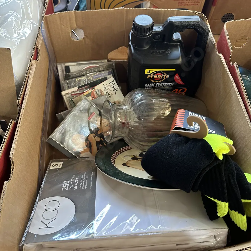 Box with new single sheet set, new socks, CDs, 2L of new oil, vase etc. Image 1++