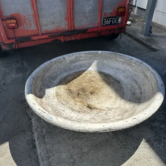 large heavy water feature base/pond/birdbath (3/4 man lift)