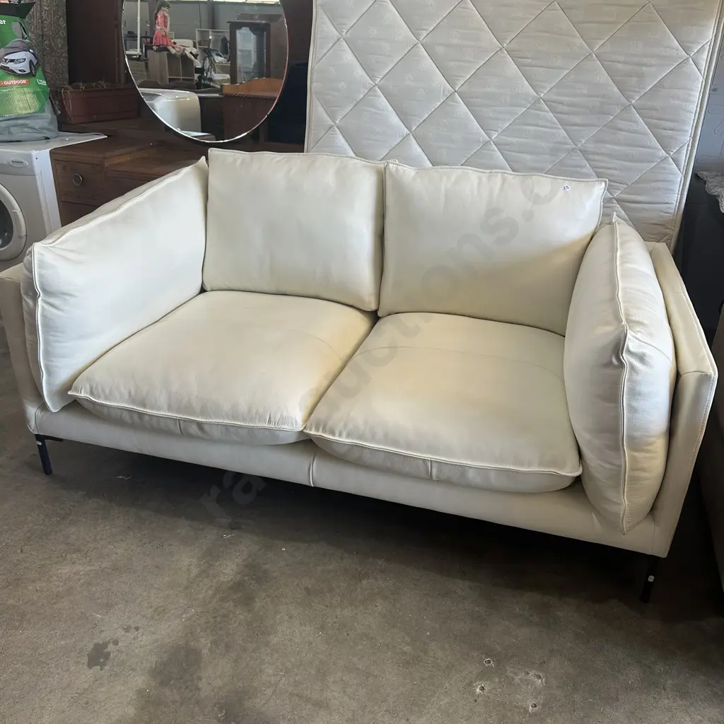 Freedom furniture leather sofa - good condition Image 1++