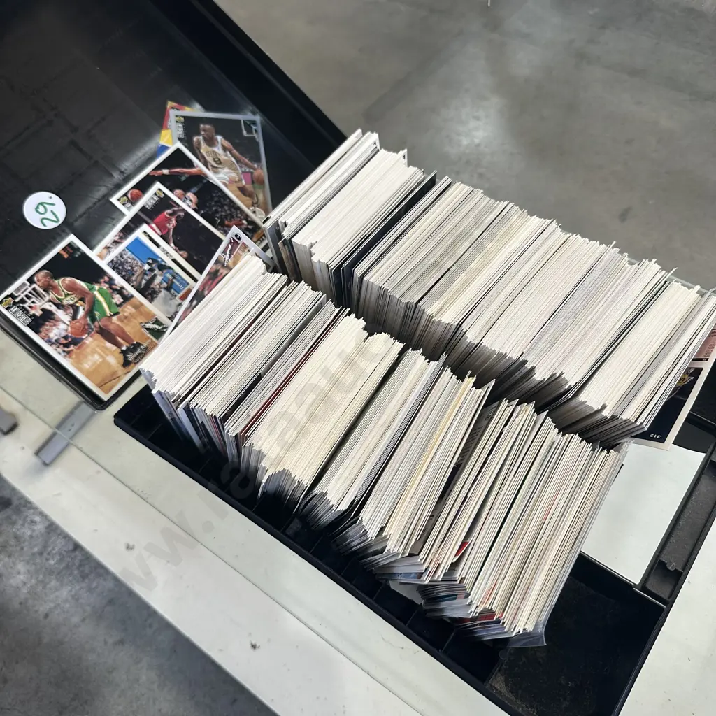 1990s Basketball trading card collection approx 850 cards Image 1++
