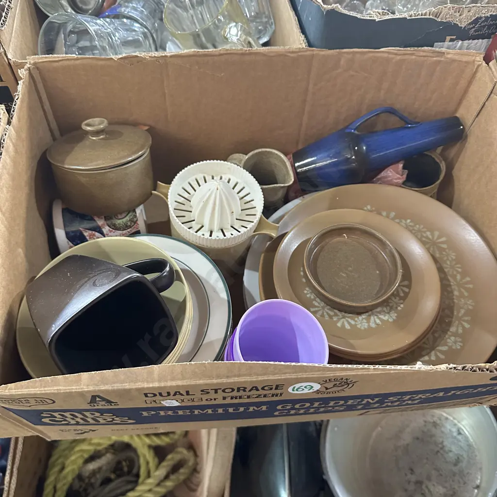 Box of plates and Temuka stoneware etc. Image 1++