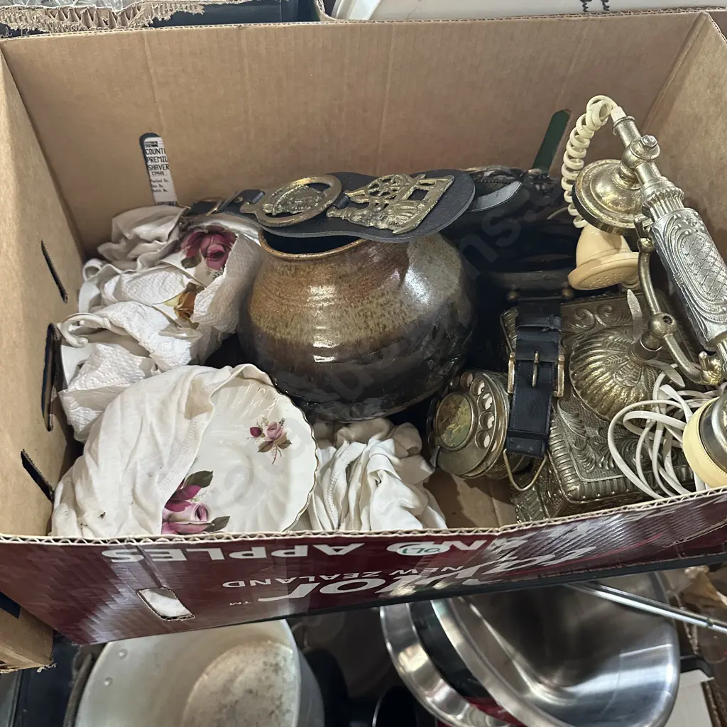 Box lot including English china, telephone and horse brass etc. Image 1++