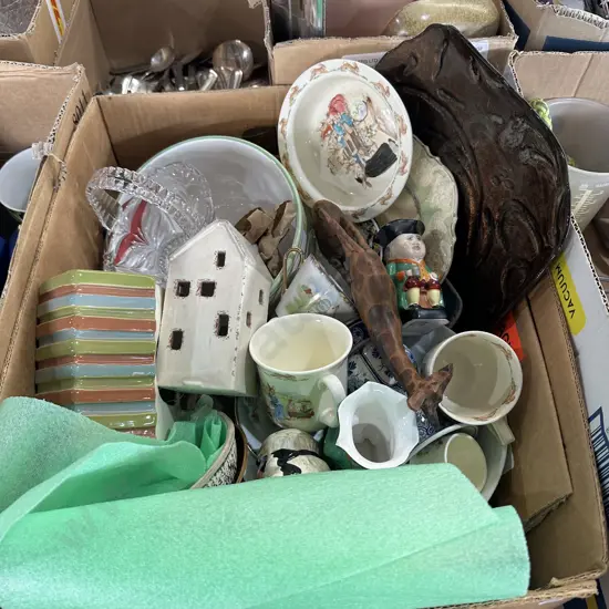 Box of collectables including Bunnykins etc.