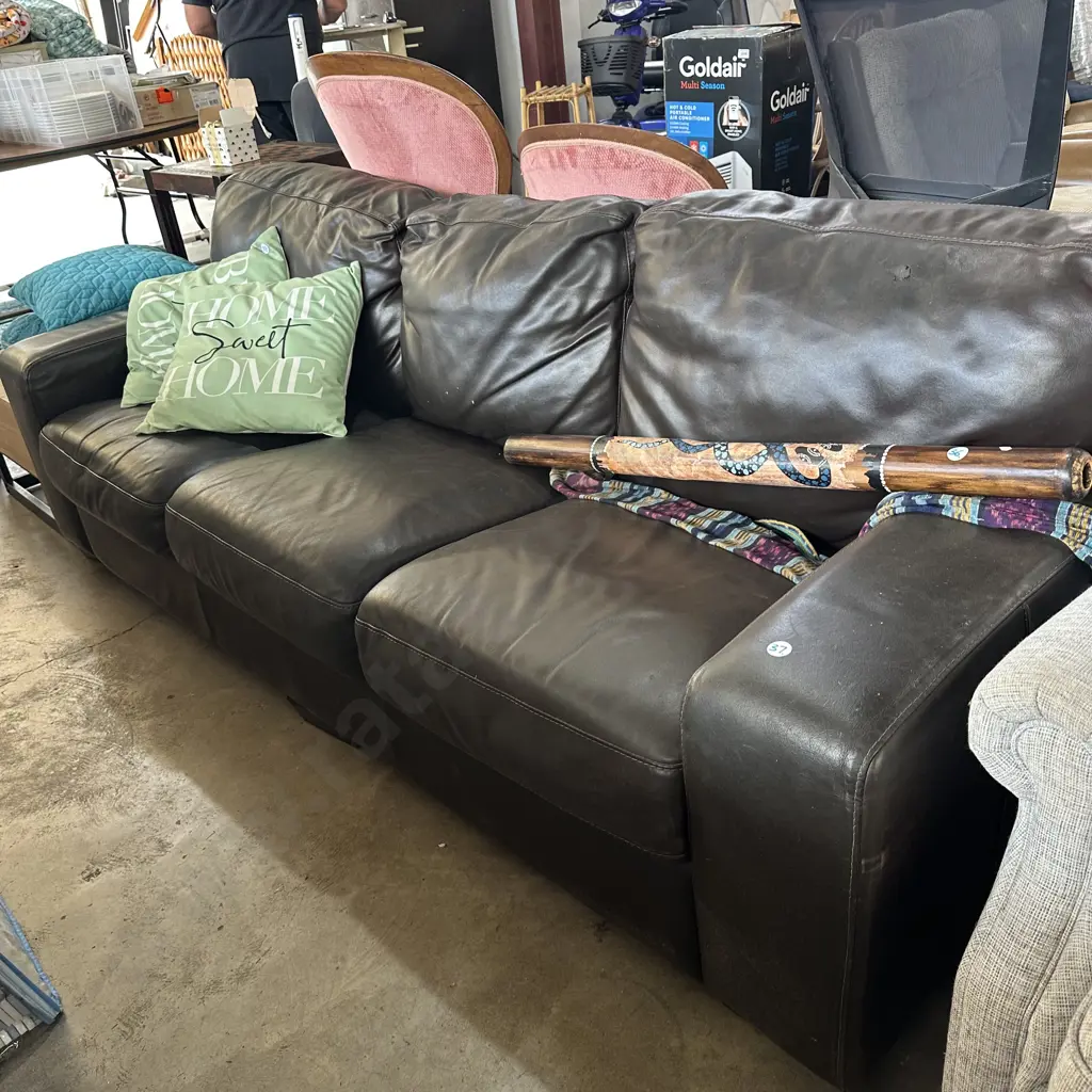 average sofa Image 1++