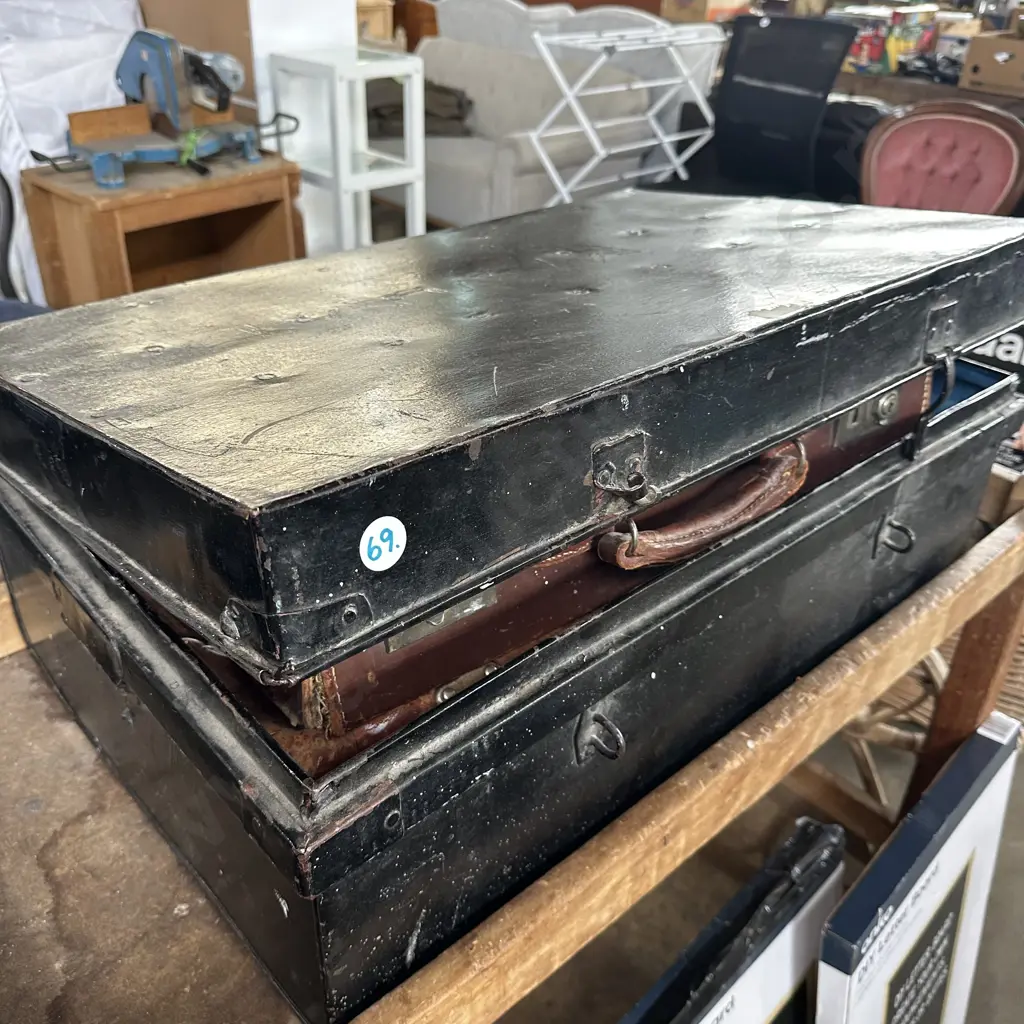 travel trunk and 2 leather cases as is Image 1++
