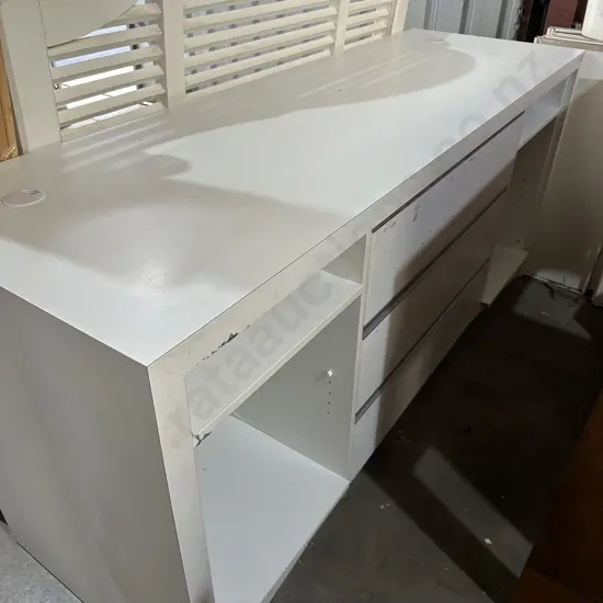 Tidy shop counter